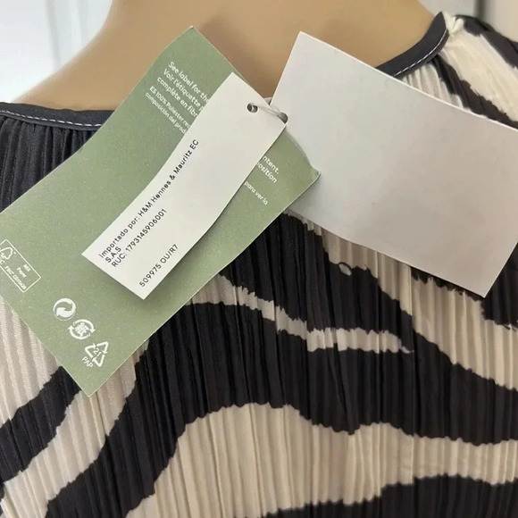 H&M animal print dress,,Black & white zebra print crinkle,balloon sleeves,tiered - Picture 16 of 16